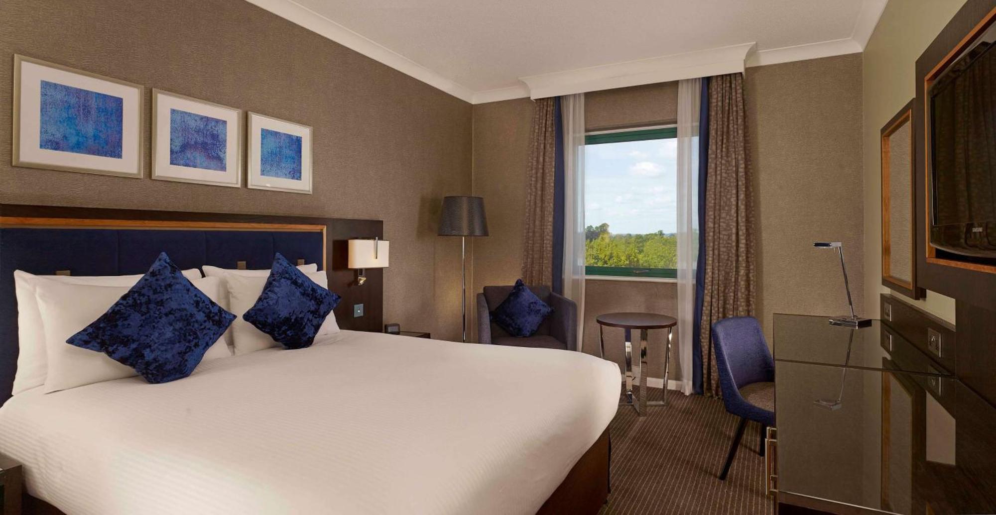 Hotel Doubletree By Hilton Woking Exterior foto