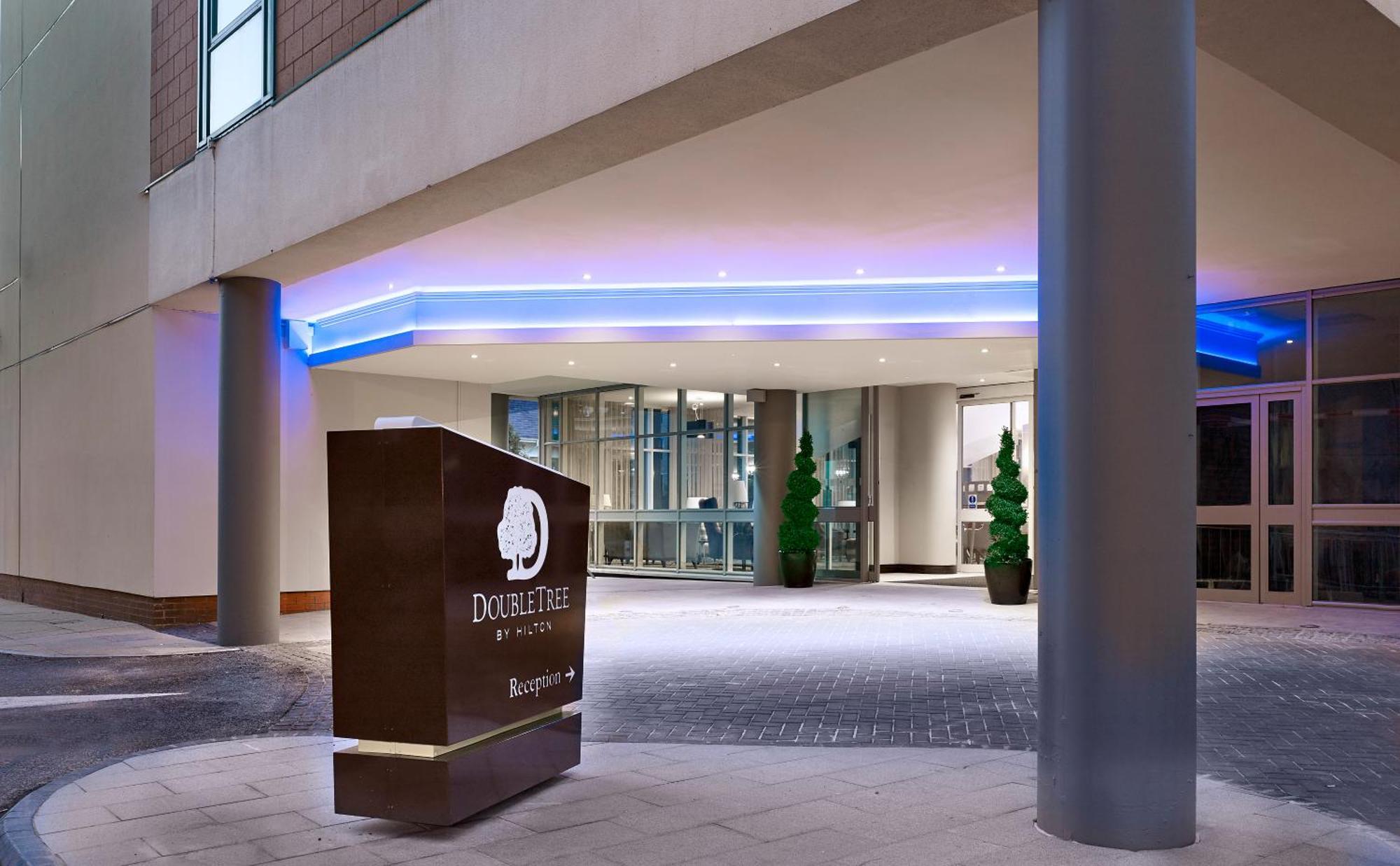 Hotel Doubletree By Hilton Woking Exterior foto