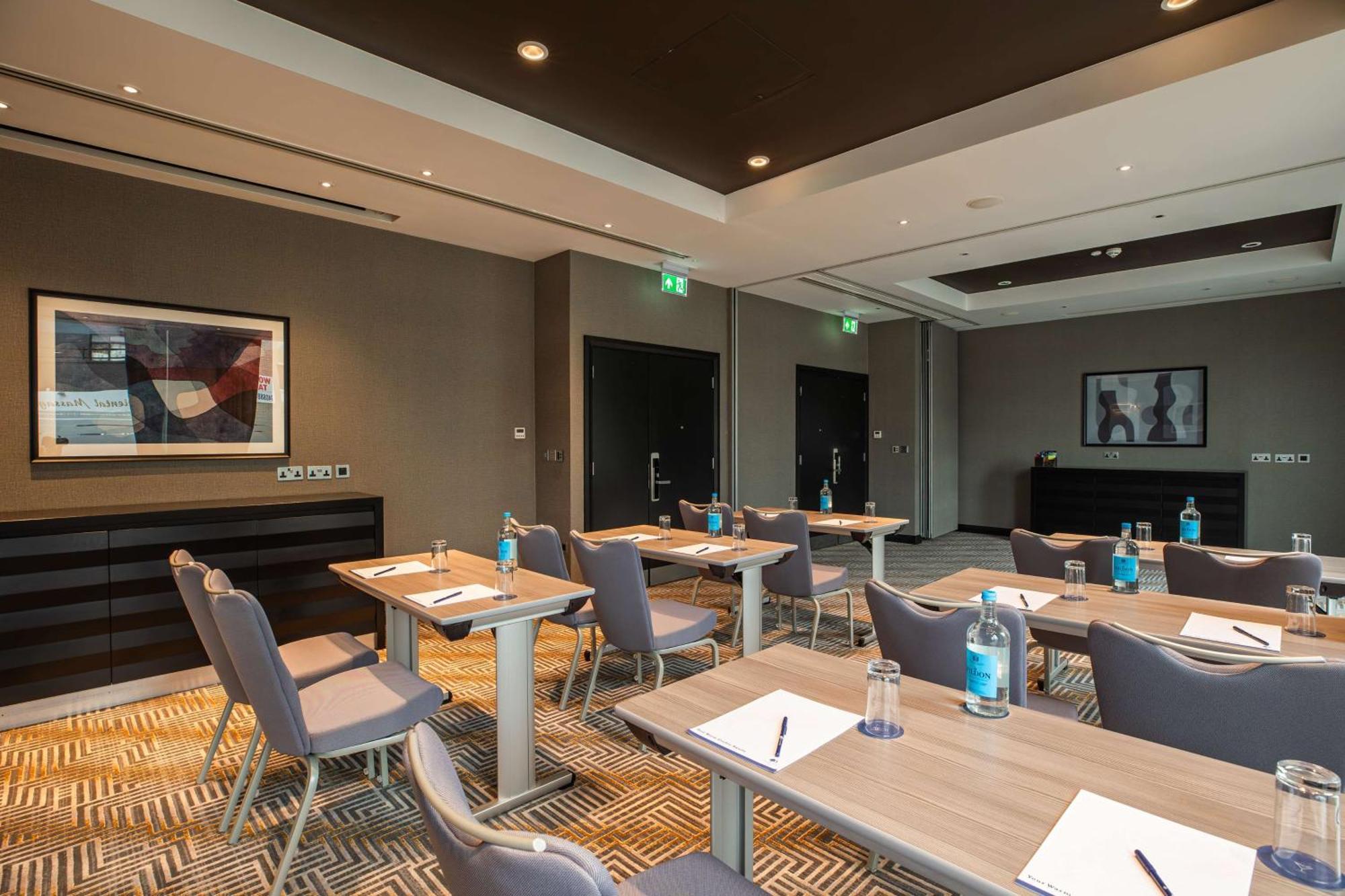 Hotel Doubletree By Hilton Woking Exterior foto