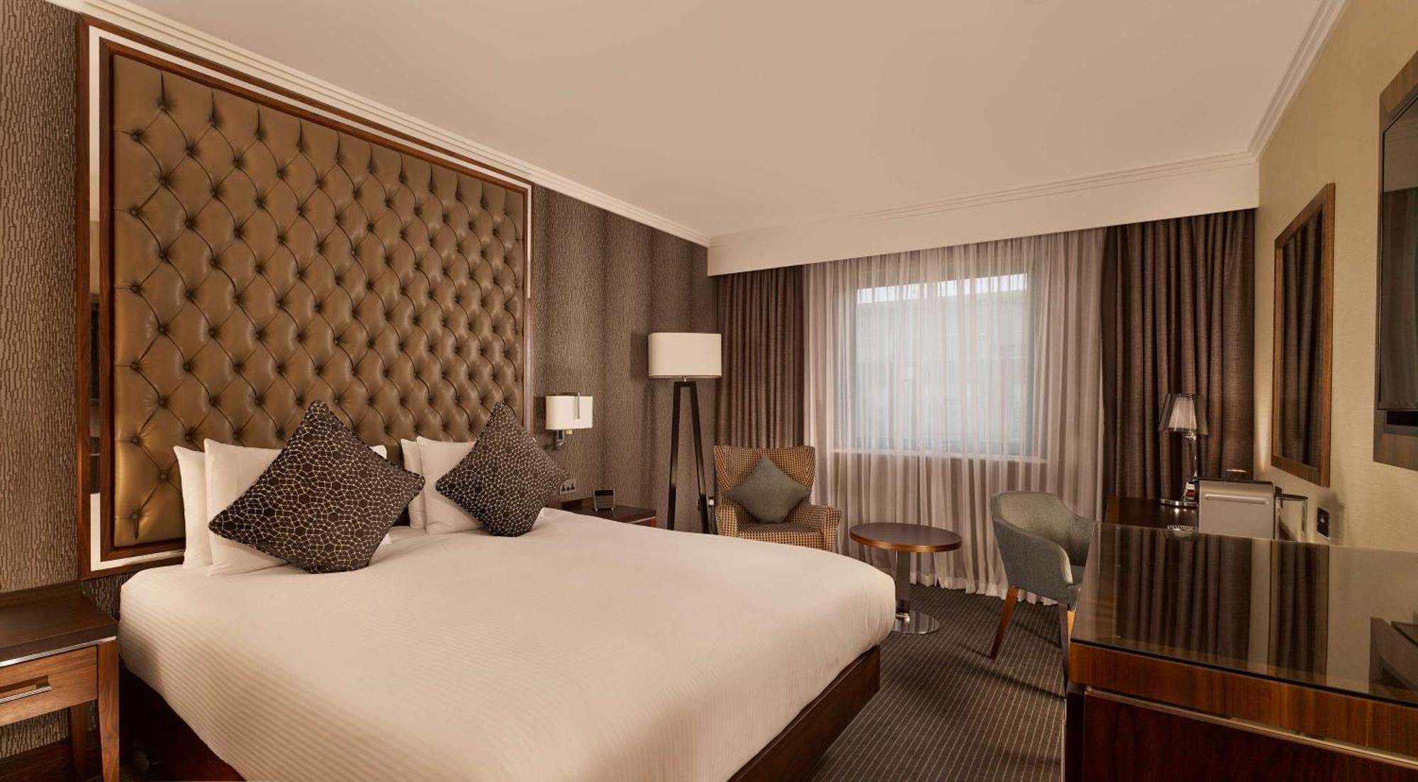 Hotel Doubletree By Hilton Woking Exterior foto