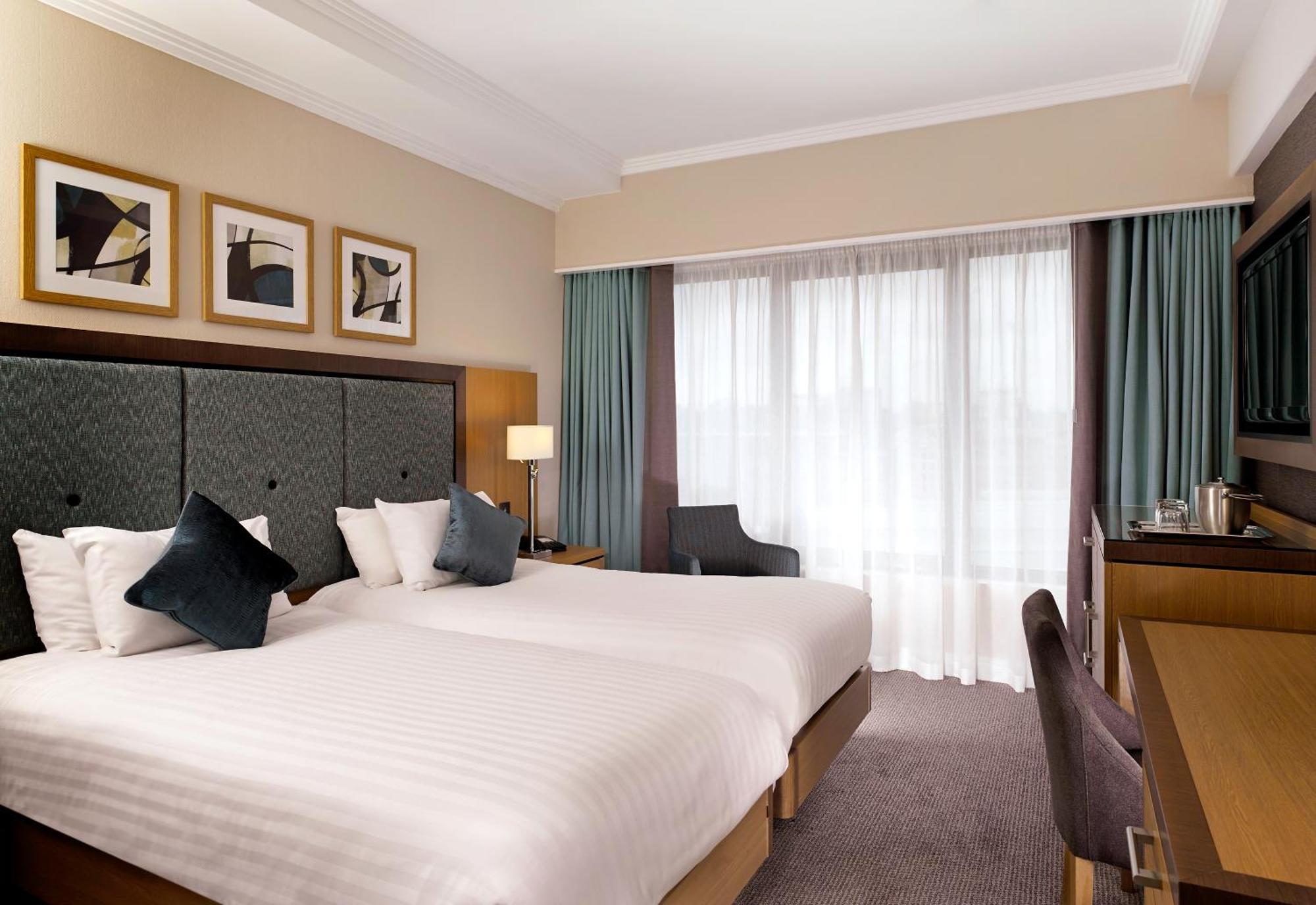 Hotel Doubletree By Hilton Woking Exterior foto